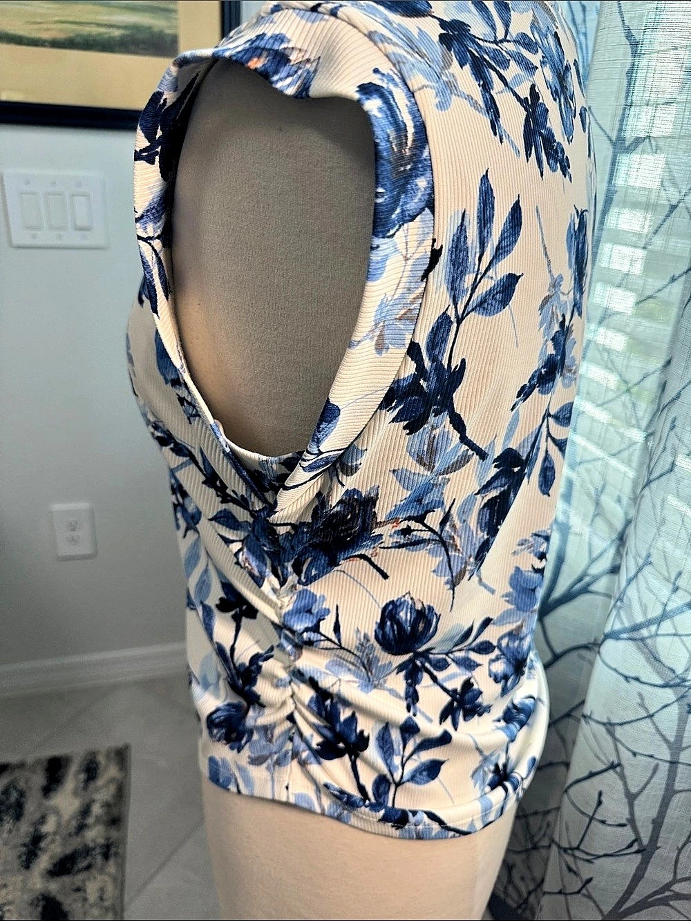 Rachel Roy Floral Short Sleeve Top in Cream & Blue Size Medium - Picture 3 of 6